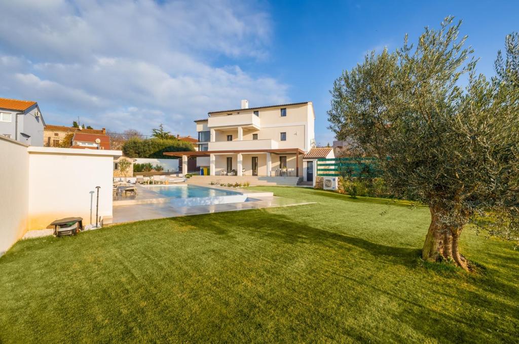 Swimmingpoolen hos eller tæt på Villa Marija Medulin by Villsy