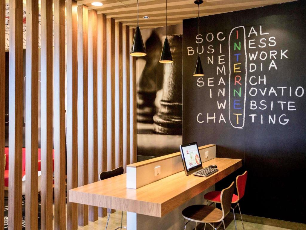 um escritório com uma secretária e um computador portátil em ibis Catanduva em Catanduva