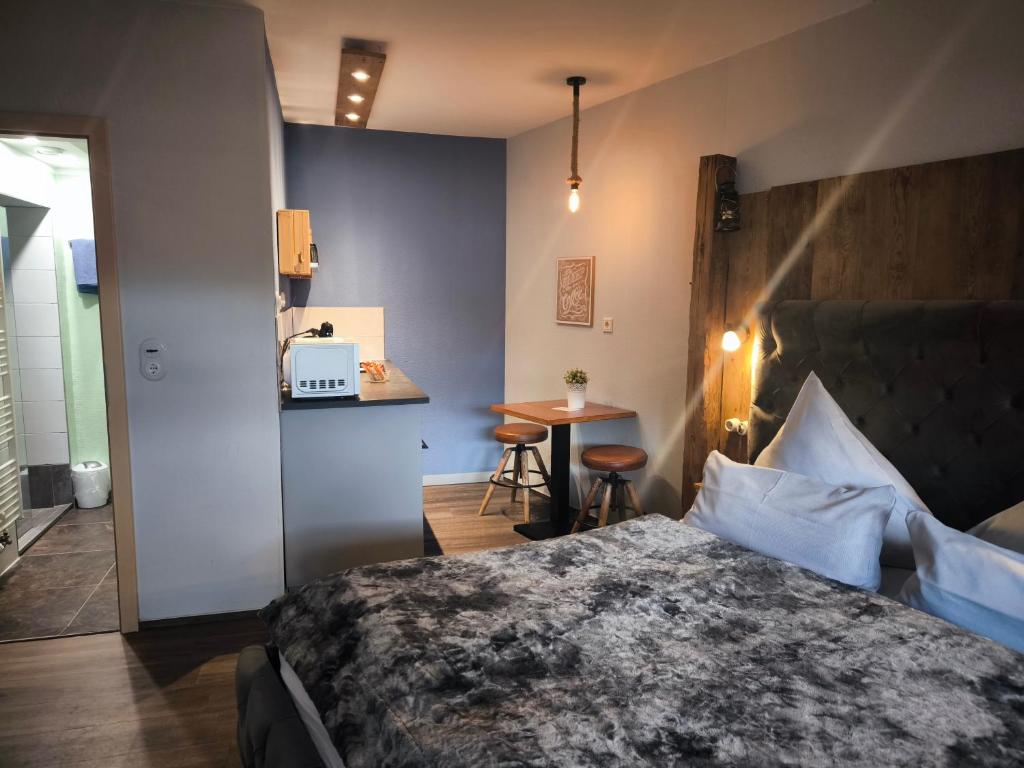 Postel nebo postele na pokoji v ubytování Hotel am Kurpark-Garni