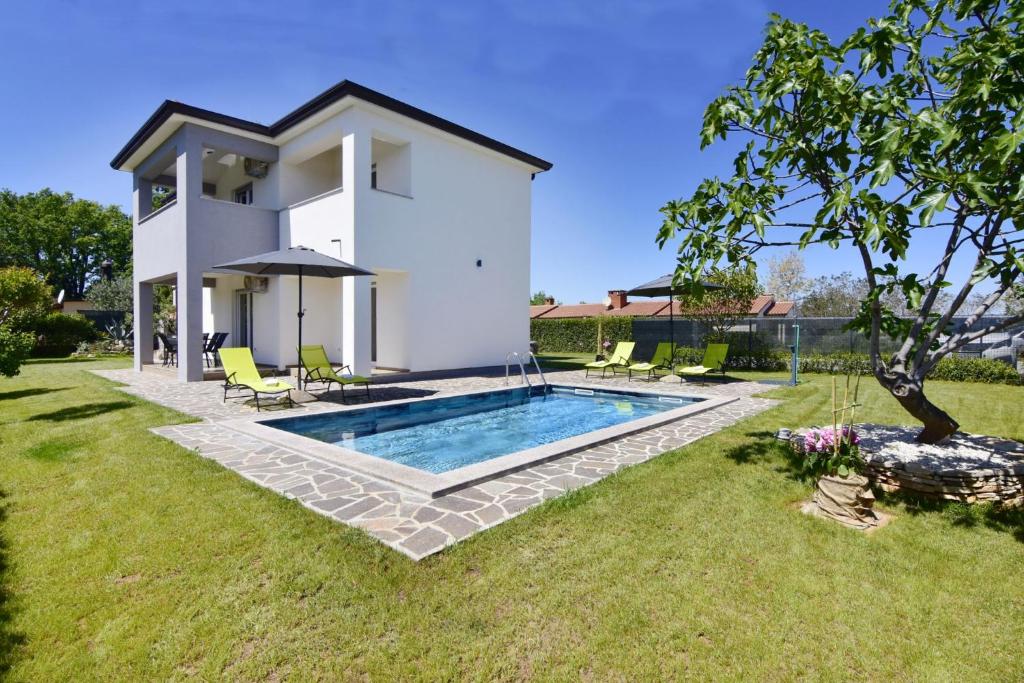 a villa with a swimming pool in a yard at Modern holiday home with shared pool in Čepljani