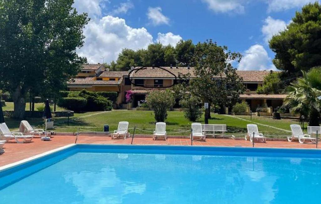 Swimmingpoolen hos eller tæt på Gorgeous Apartment In Drapia With Swimming Pool