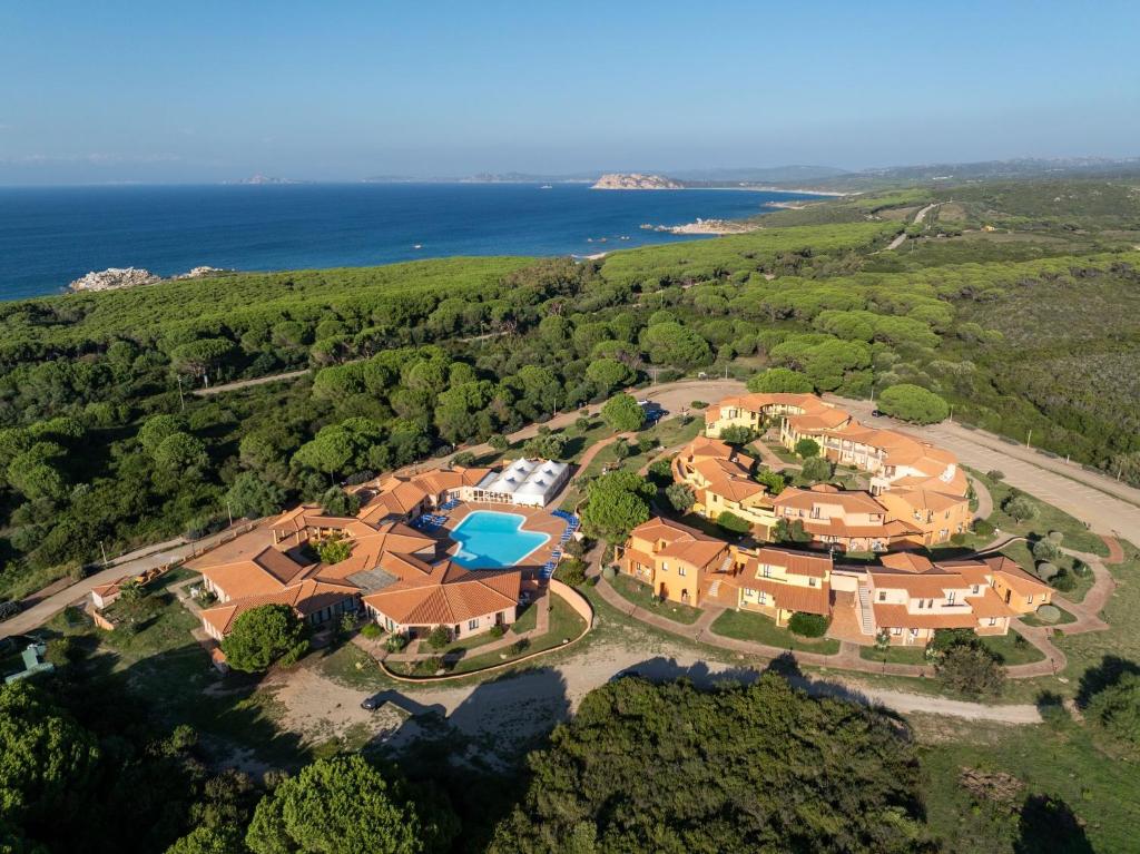 een luchtzicht op een huis met een zwembad bij Cozy accommodation with shared pool in Vignola Mare