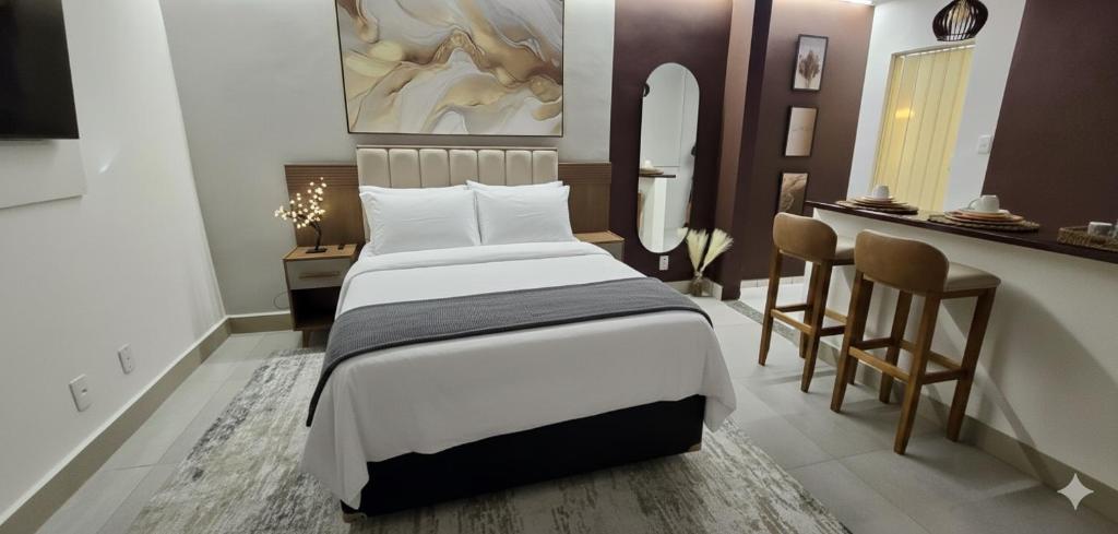 una camera con letto e bar di Chalé Valen a Rio de Janeiro