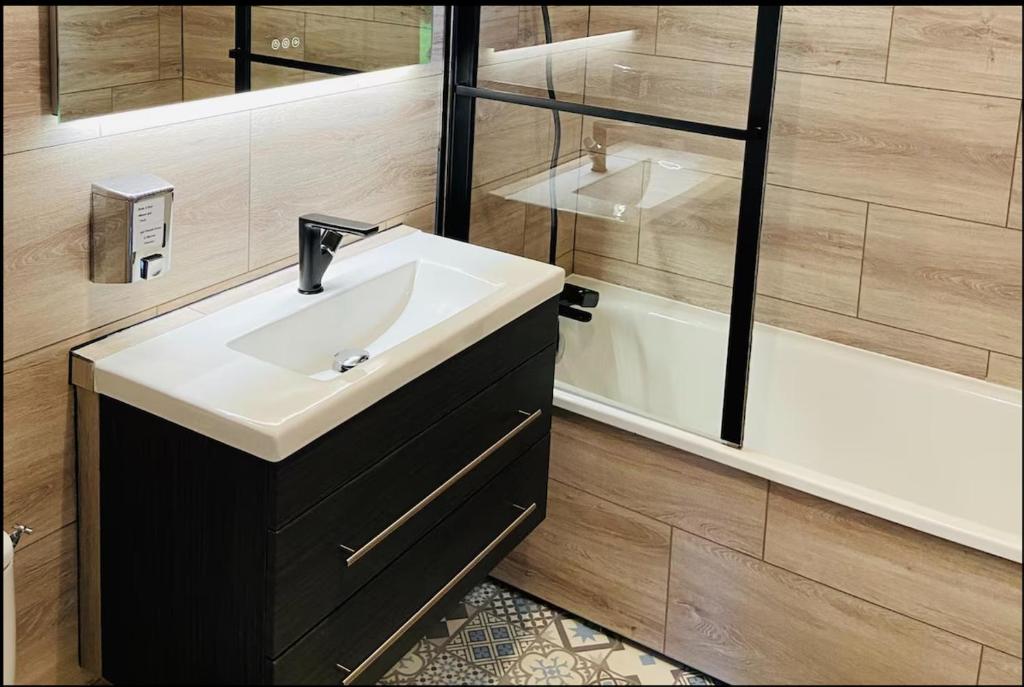 Koupelna v ubytování Studio moderne avec terrasse à 5 min de Honfleur parking et piscine