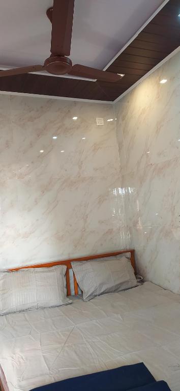 戈卡尔纳Prakruti Home stay In Beach Side AC Room的一张带两个枕头的床