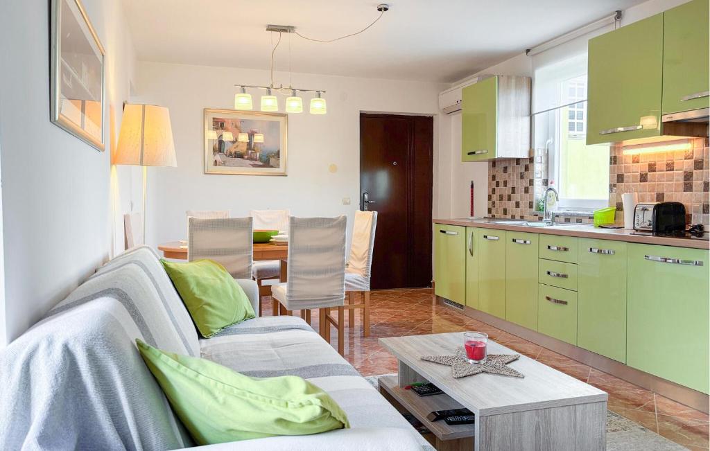 Køkken eller tekøkken på 1 Bedroom Lovely Apartment In Belej