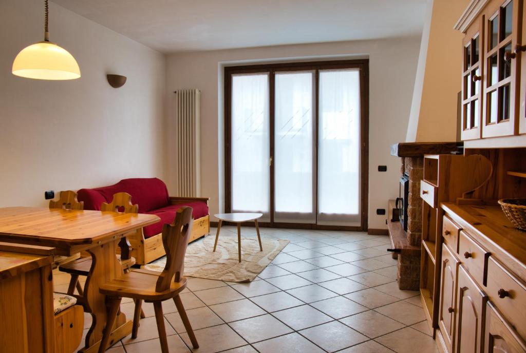 a kitchen and living room with a table and a couch at Cassina Lavallee 8 in Cremeno