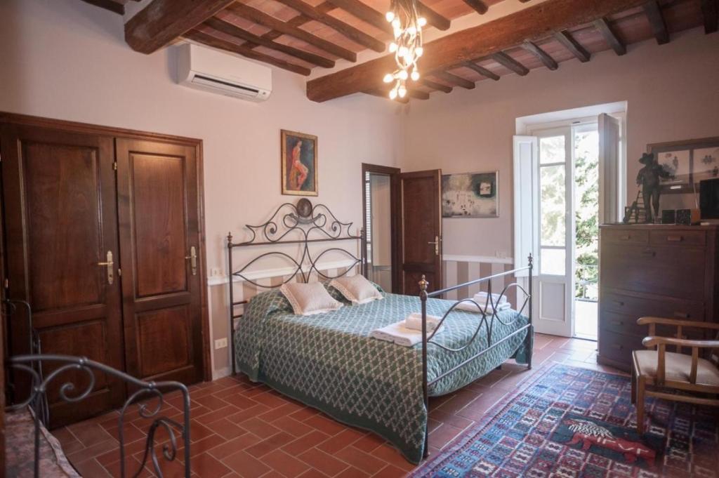 een slaapkamer met een bed in een kamer bij Villa Marinsky Pietrasanta in Pietrasanta