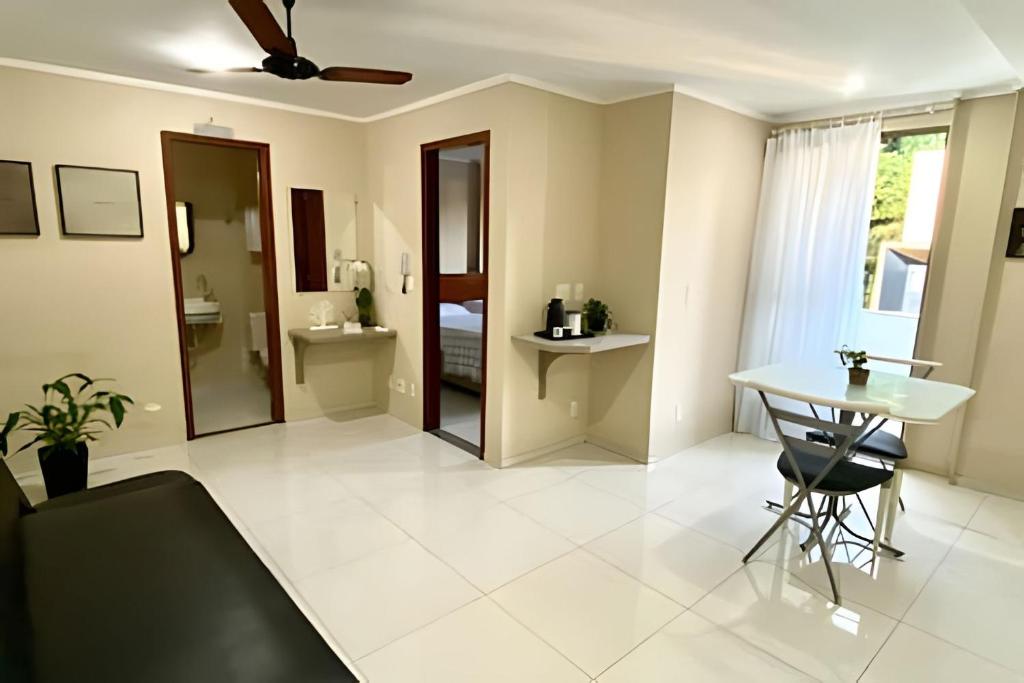 un soggiorno con un tavolo e uno specchio di Classe A a Viçosa