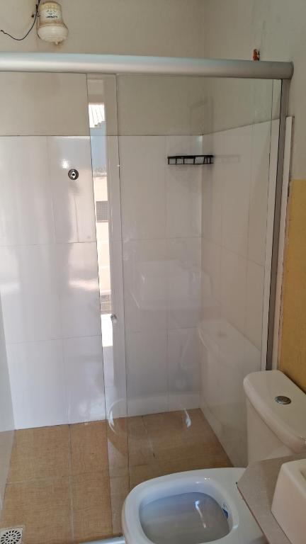 een badkamer met douche en toilet bij Pousada Central in Montes Claros