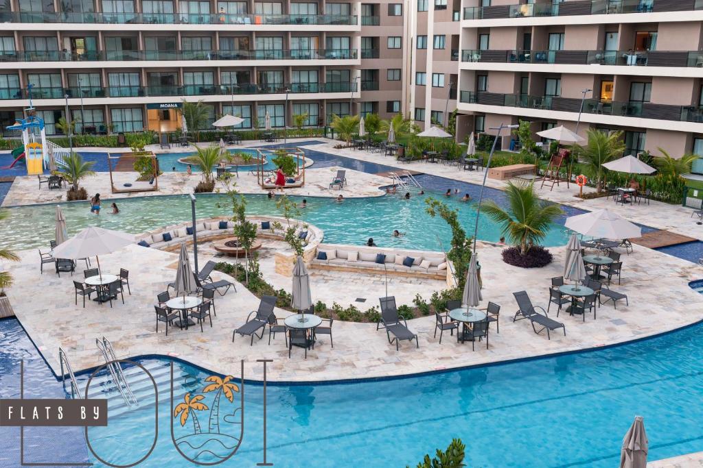 eine Draufsicht auf einen Swimmingpool in einem Resort in der Unterkunft Malia Beach Porto Galinha By Loui in Ipojuca