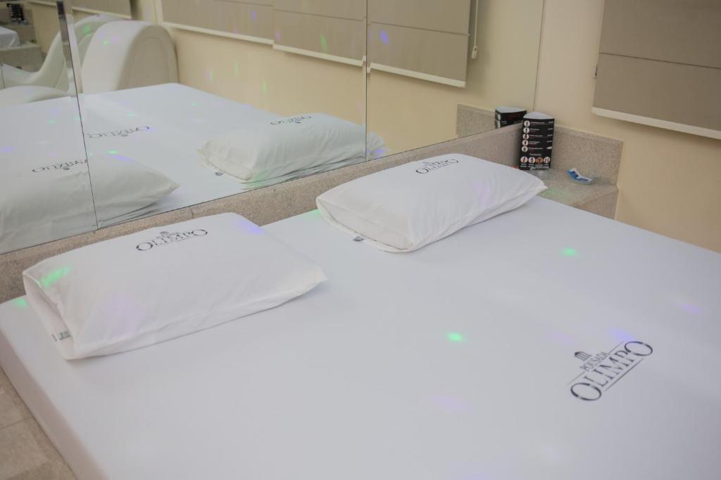 Zwei Kissen liegen auf einer Ablage in einem Zimmer. in der Unterkunft Pousada Olimpo in Ananindeua