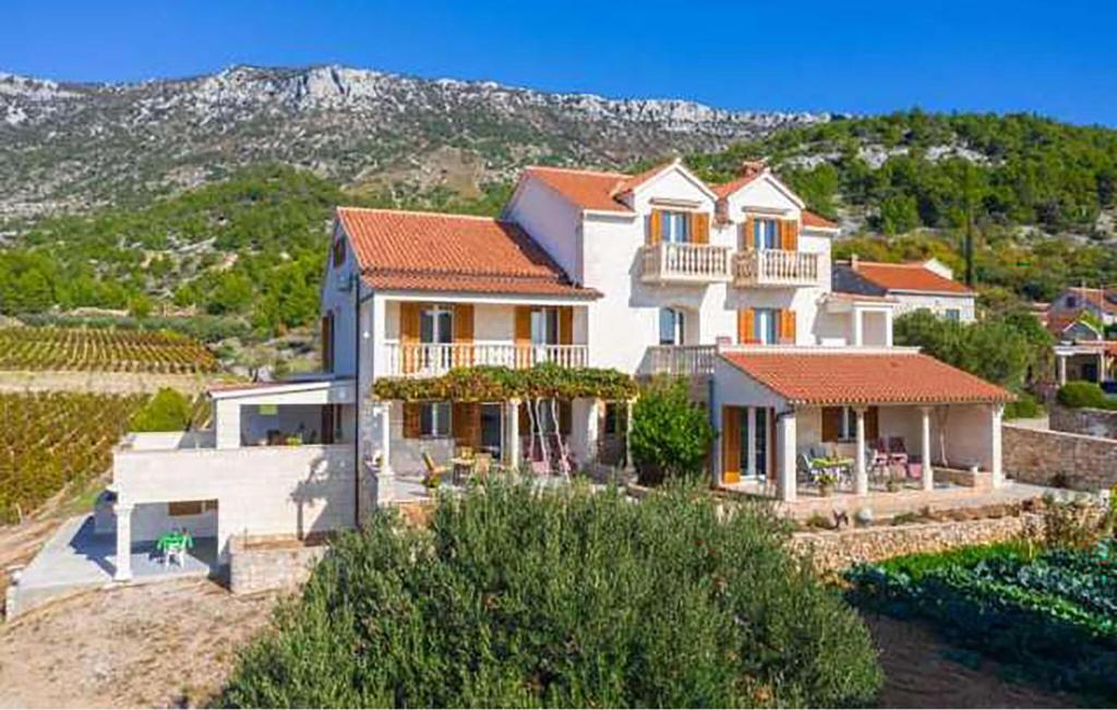 Pet Friendly Apartment In Bol With Lake View