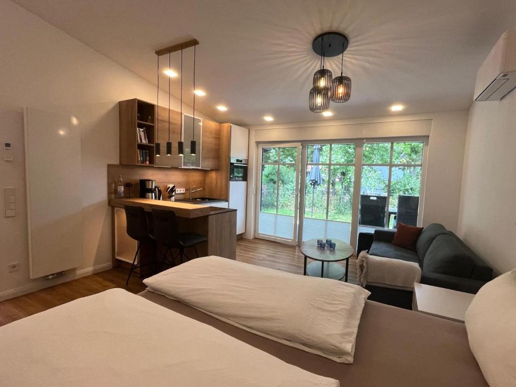 a room with a bed and a living room with a kitchen at Winkelschiffchen V im Ortszentrum Juist in Juist