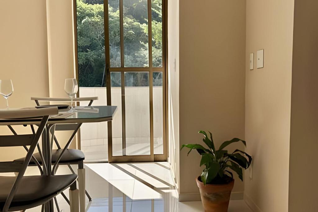 a dining room with a table and a window at Classe A in Viçosa
