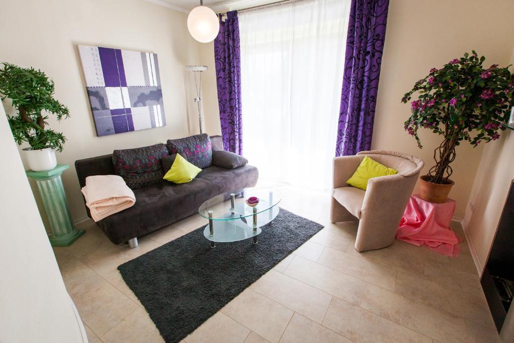 ein Wohnzimmer mit Sofa und Tisch in der Unterkunft Vollumen Business-Juniorsuite in Redwitz an der Rodach