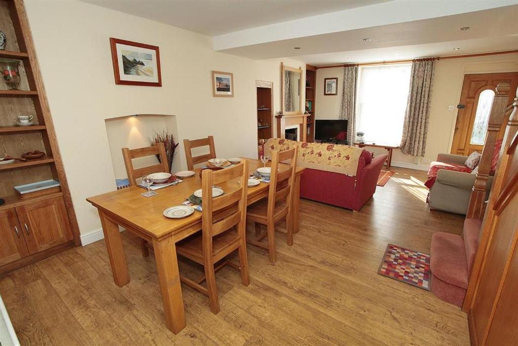 a living room with a table and chairs and a couch at 2 Bed in Mumbles oc-hh120 in The Mumbles