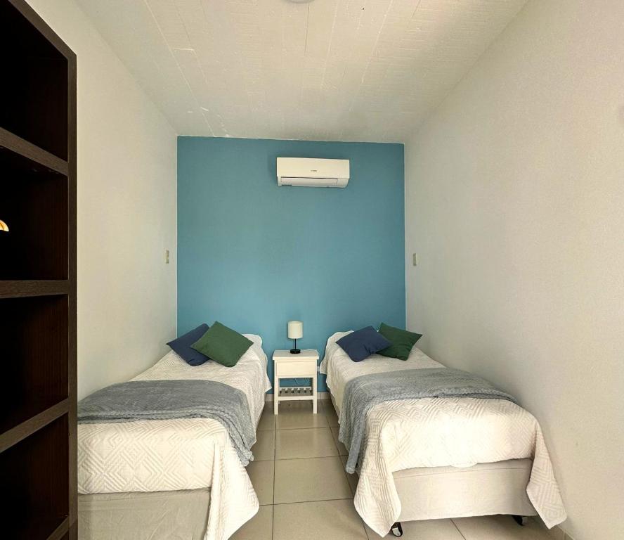 Giường trong phòng chung tại Hotel Mar y Arte Piriapolis