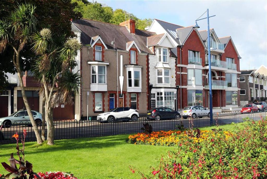 a row of houses with cars parked in the grass at 1 Bed in Mumbles oc-hh1205 in The Mumbles