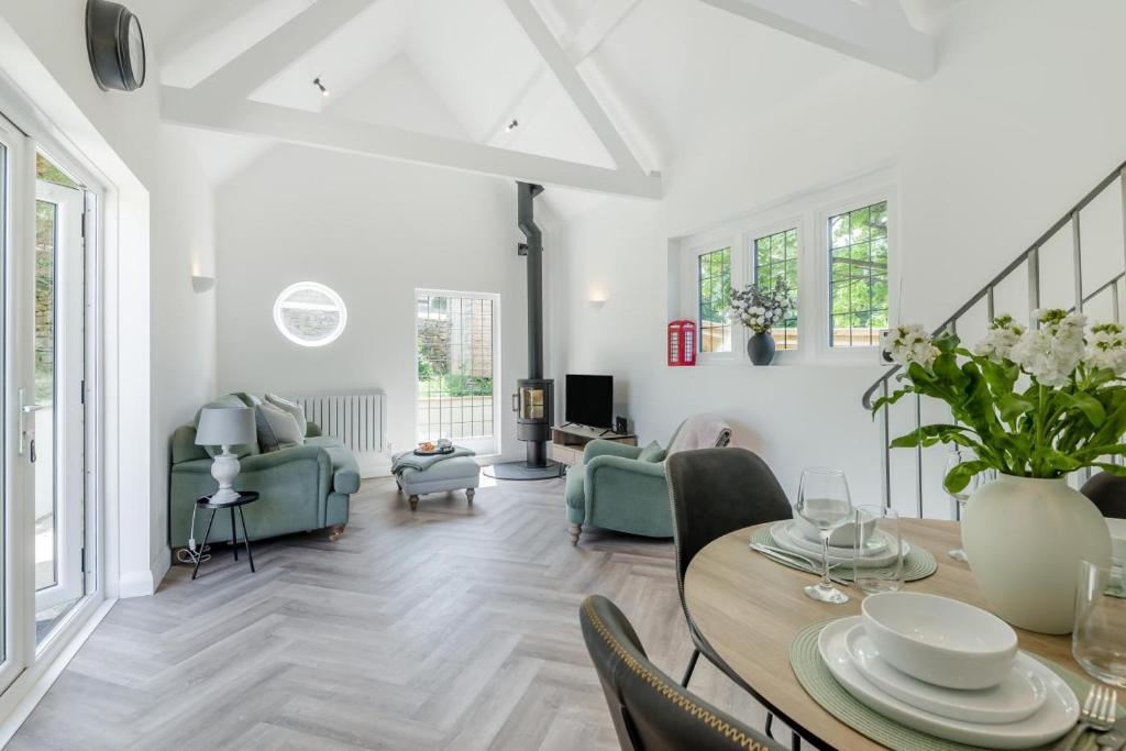 ein Wohnzimmer mit einem Tisch und einem Sofa in der Unterkunft 2 Bed in Kemble oc-t32197 in Kemble