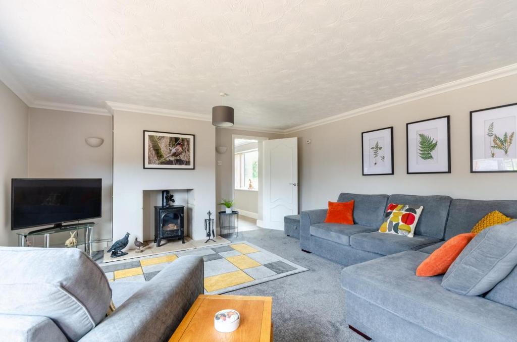 ein Wohnzimmer mit zwei Sofas und einem Fernseher in der Unterkunft 2 Bed in Gimingham oc-h27869 in Trimingham