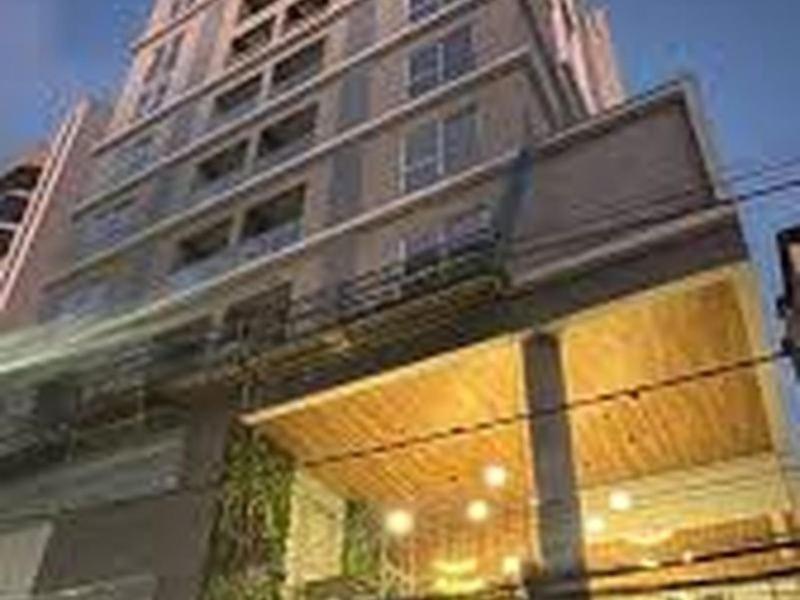 un palazzo alto con un negozio davanti di Unique a Viçosa