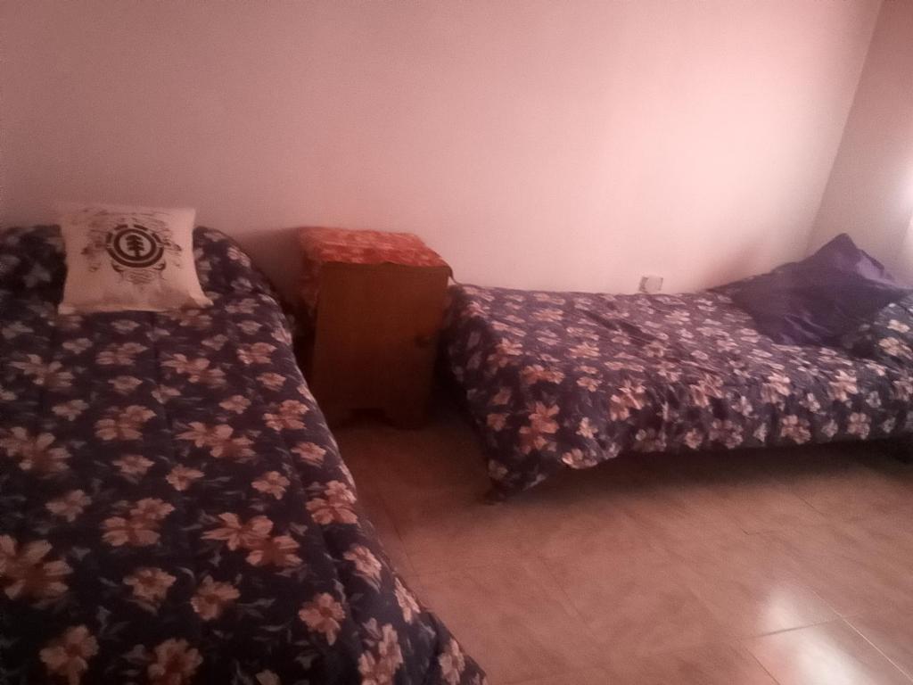 ein Schlafzimmer mit zwei Betten in einem Zimmer in der Unterkunft Los patos in Capilla del Monte