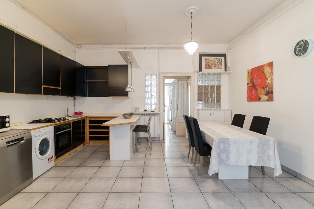 GuestHost - Cozy Apartment near MM1