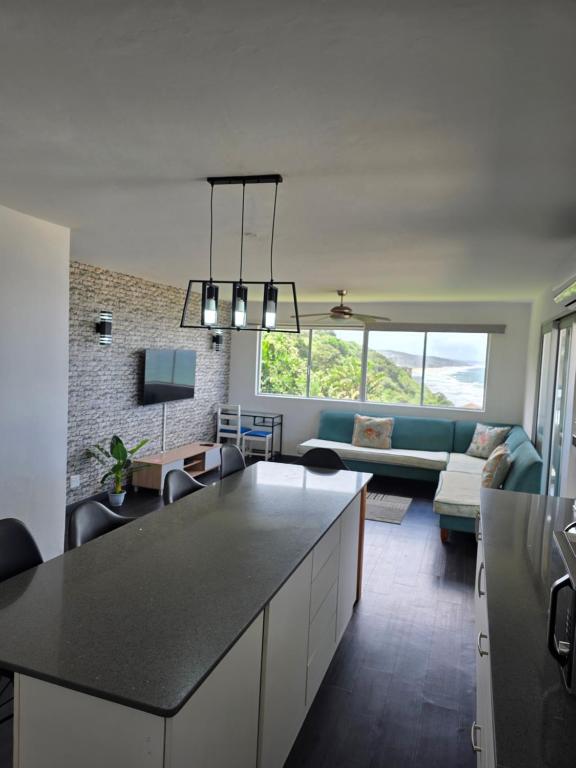 TV a/nebo společenská místnost v ubytování 92 Camarque - 3 Bedroom Apartment In Umdloti - 180 Degree Sea Views