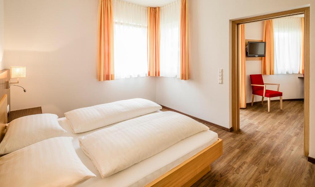 Postel nebo postele na pokoji v ubytování Gasthof Hotel Terzer