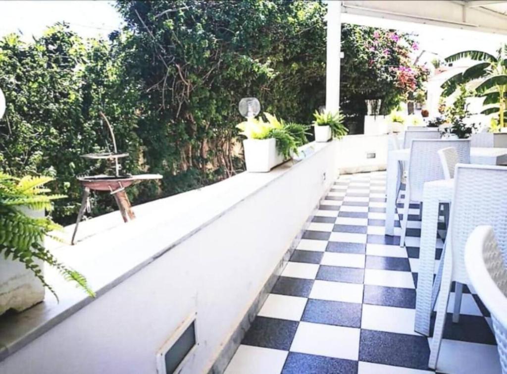 een patio met een zwart-wit geruite vloer bij Casa Lu Salentu - Monolocale superior in Torre Lapillo
