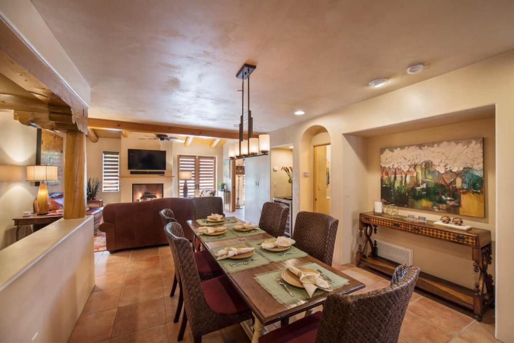 ein Esszimmer mit Tisch und Stühlen und einem Kamin in der Unterkunft Santa Fe Downtown Corner Courtyard @ El Corazon de Santa Fe in Santa Fe