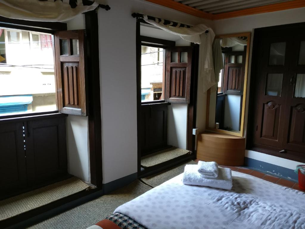 Postel nebo postele na pokoji v ubytování Hiranya Guest House
