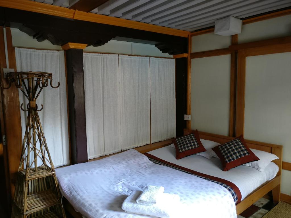Postel nebo postele na pokoji v ubytování Hiranya Guest House