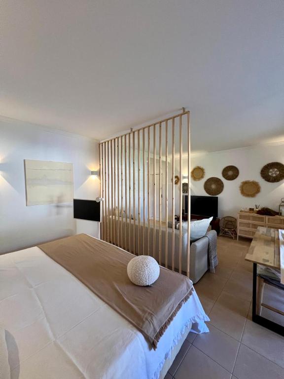 En eller flere senge i et værelse på Salgados Studio