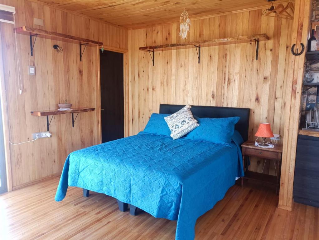 Giường trong phòng chung tại Palafitos Tunquén