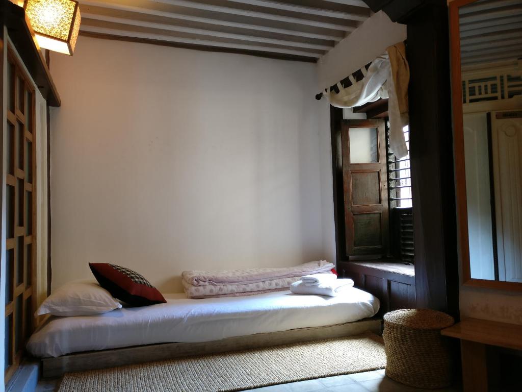 Postel nebo postele na pokoji v ubytování Hiranya Guest House