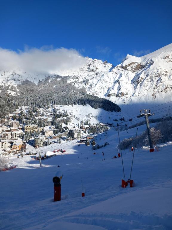 een skilift in de sneeuw op een berg bij Lacampana106 in Bielle
