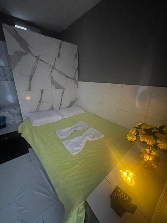 Een bed of bedden in een kamer bij Hotel saffire