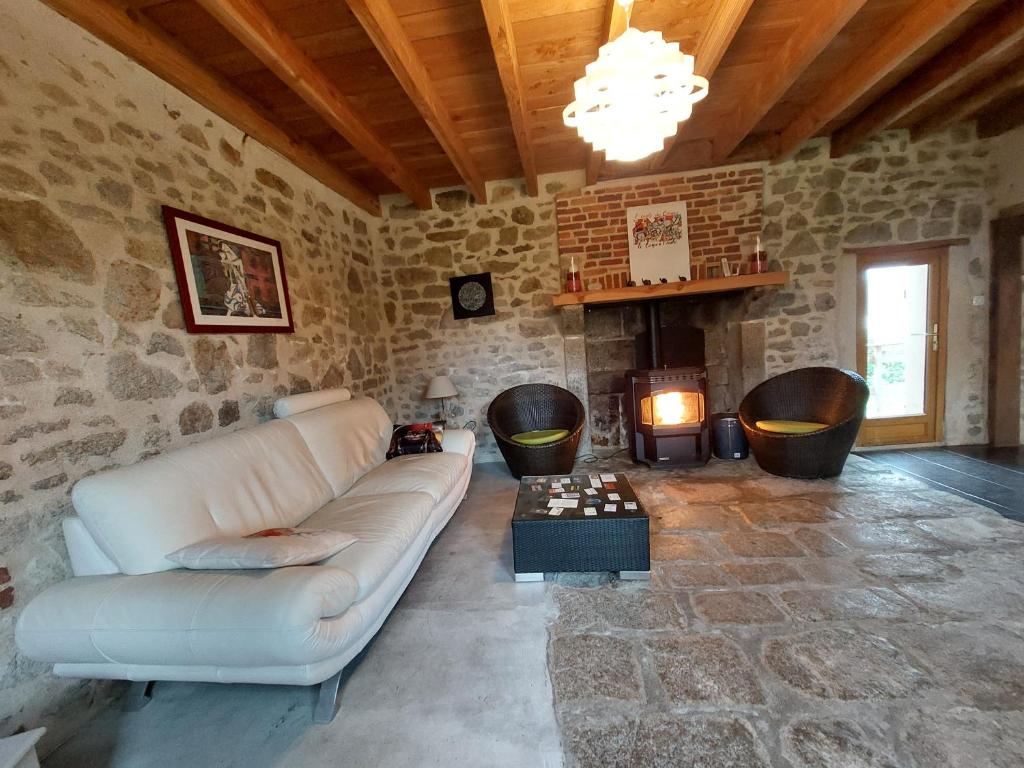 un salon avec un canapé et une cheminée dans l'établissement Maison d'Hotes ZEN, à La Saunière