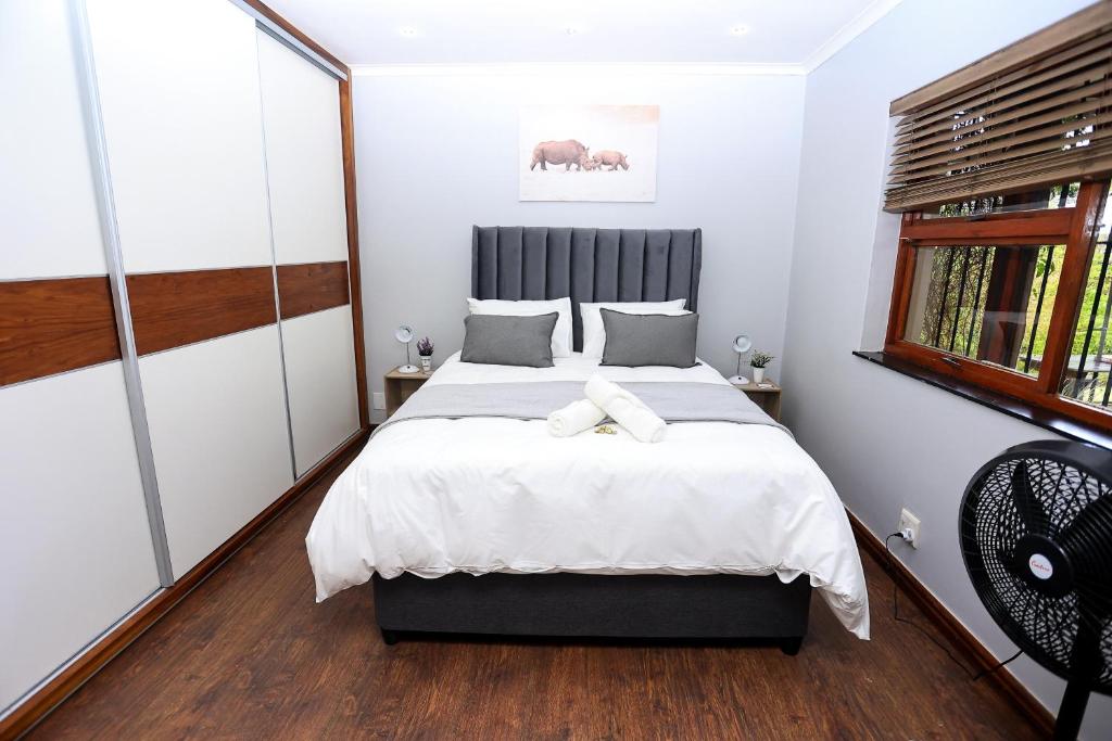 En eller flere senge i et værelse på African Oasis Kenya