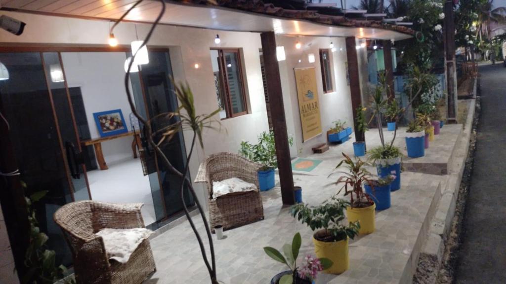 Een gebouw met een stel potplanten erop. bij Almar Maragogi in Maragogi