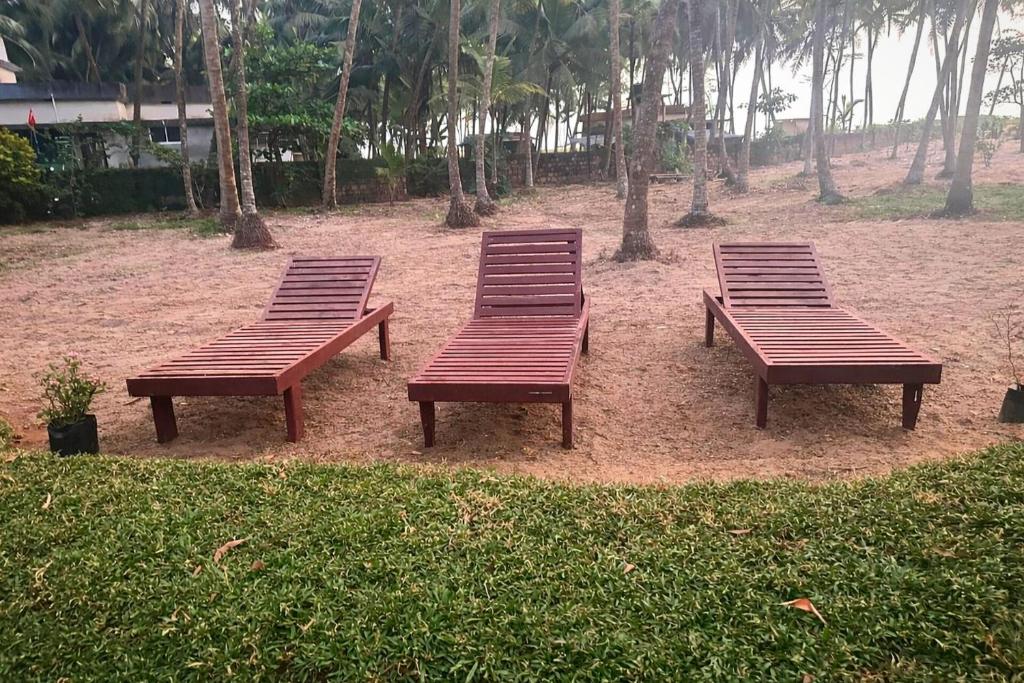 Vườn quanh STRIPGREENS BeACH & BACKWATER RESORT VALIYAPARAMBA