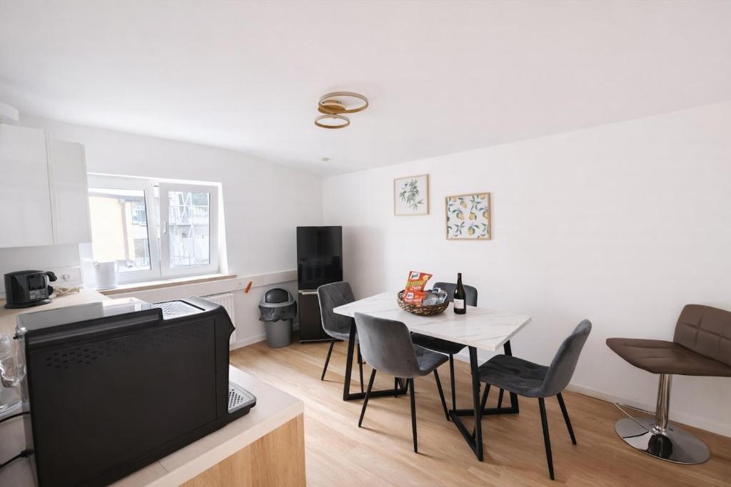 Een keuken of kitchenette bij Munich Premium Guesthouse-2