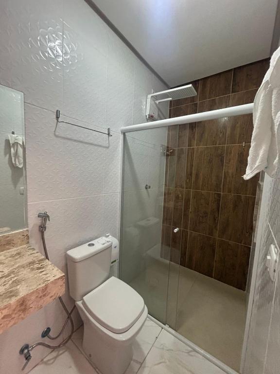 een badkamer met toilet en glazen douche bij Recanto Cangaço in Piranhas