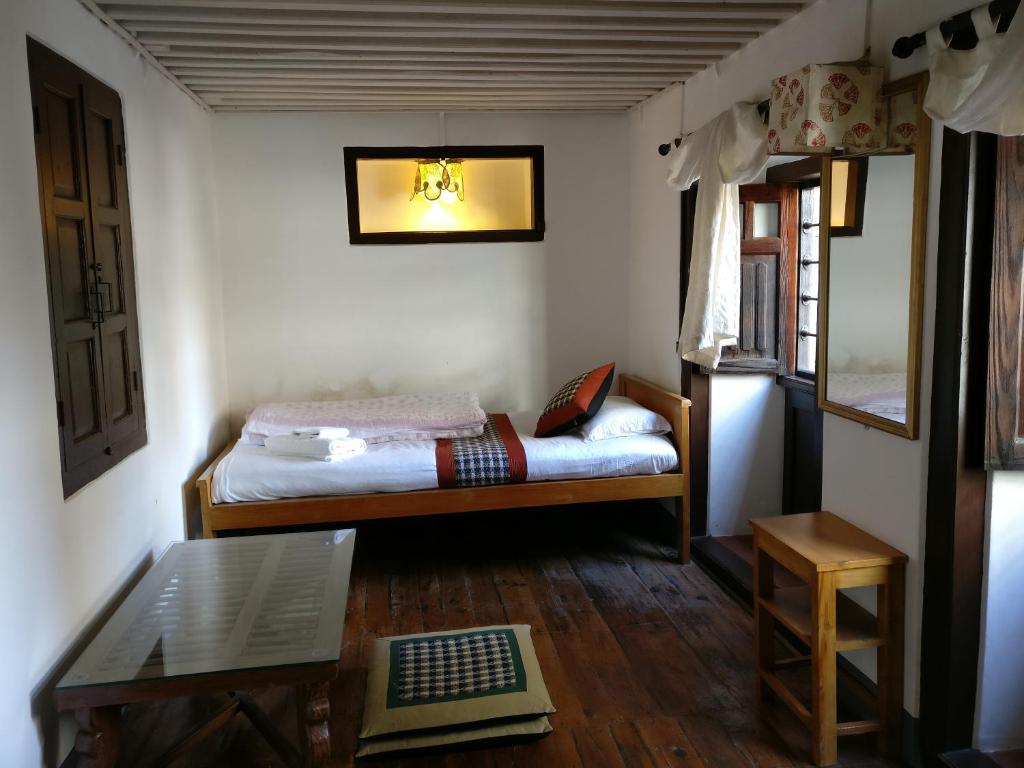 Postel nebo postele na pokoji v ubytování Hiranya Guest House