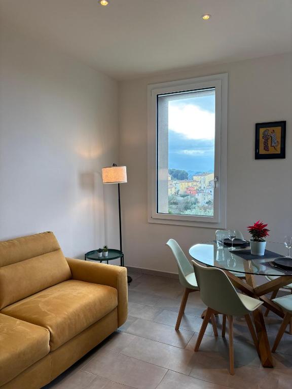 un salon avec un canapé et une table dans l'établissement Villa Pieri appartamento rosso, à Fauglia
