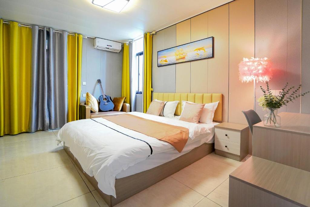 een slaapkamer met een bed en een bureau erin bij Duyu Hotel 都寓宾馆 in Xiamen