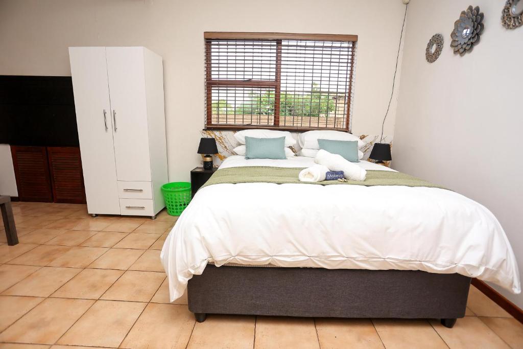 En eller flere senge i et værelse på African Oasis Zambia