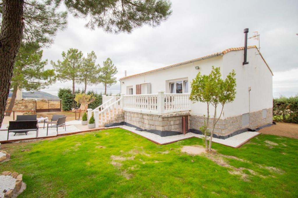 a white house with a yard with a lawn at La Casa del Alcalde in Ceguilla